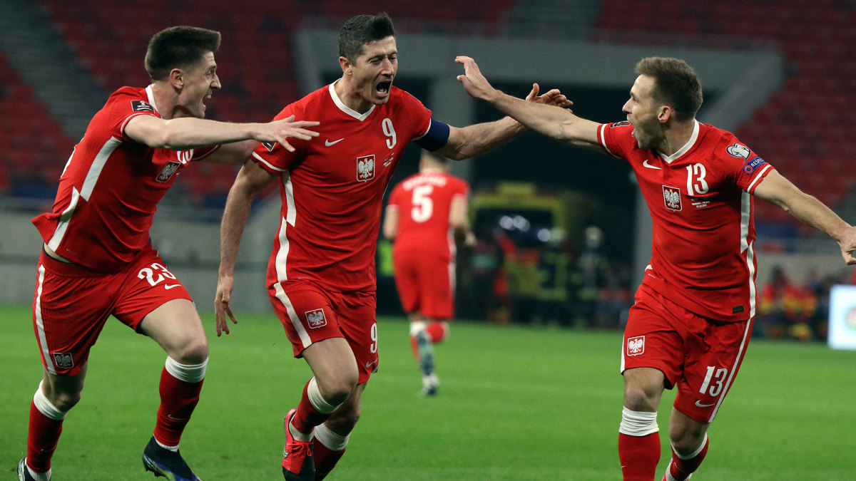 Robert Lewandowski scores for Poland in World Cup qualifying